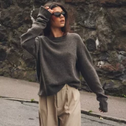 Nelly Round Neck Knit Sweater Striktrøjer Taupe