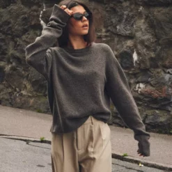 Nelly - Striktrøjer - Taupe - Round Neck Knit Sweater - Trøjer